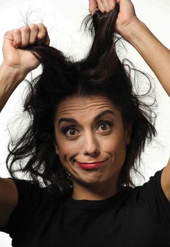 Andora: l'attrice comica Rita Pelusio in scena con "Eva-Diario di una costola". Il ricavato andrà alla Fondazione Sacra Famiglia Onlus