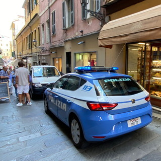 Sanremo: furti in alcuni negozi di via Palazzo in pieno centro, indagini del Commissariato (Foto) Sanremo: furti in alcuni negozi di via Palazzo in pieno centro, indagini del Commissariato (Foto)