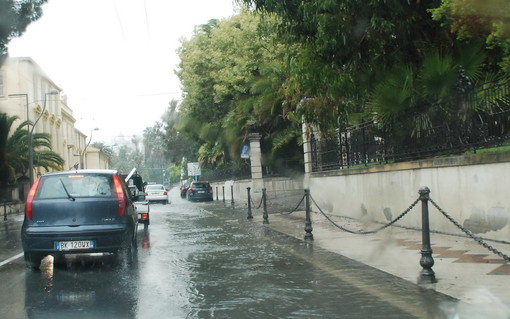 Maltempo: in arrivo il fronte della perturbazione, questa mattina 18 mm di pioggia in un'ora a Ventimiglia. Allerta prolungata fino a domani Maltempo: in arrivo il fronte della perturbazione, questa mattina 18 mm di pioggia in un'ora a Ventimiglia. Allerta prolungata fino a domani