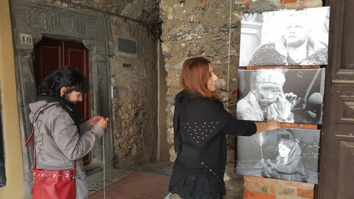 Grande successo a Triora per la quinta edizione di 'Arte e pittura per le vie del Borgo' (Foto)