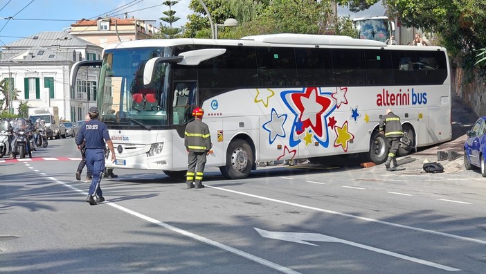 Sanremo: pullman incastrato sulla discesa dell'hotel Londra, traffico semiparalizzato sull'Aurelia (Foto)