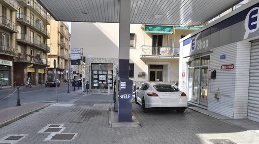 Bordighera: parcheggio creativo per un pomeriggio intero all'interno di un distributore di benzina