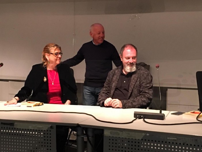 Sanremo: grande successo di pubblico ieri al Palafiori per la presentazione del libro di Carlo Lucarelli (Foto)