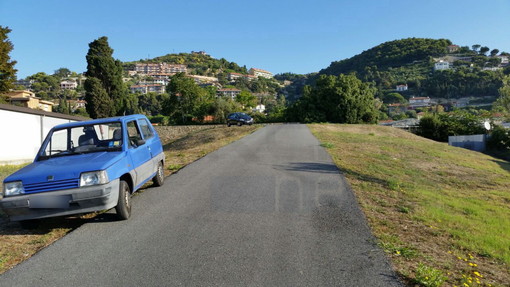 Bordighera: due auto parcheggiate abusivamente all'eliporto dell'ospedale, una sola parola "Vergogna!" Bordighera: due auto parcheggiate abusivamente all'eliporto dell'ospedale, una sola parola "Vergogna!"