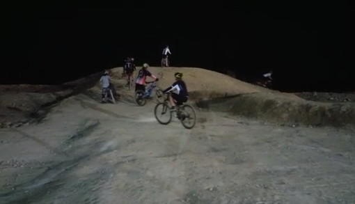 Sanremo: pista di 'pump track' piena anche la sera, con le luci dei campi di calcio e baseball vicini