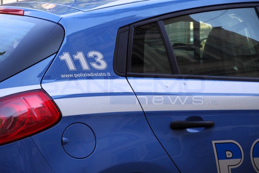 Imperia: minaccia di suicidarsi dalla scogliera della 'Conca d'Oro', salvato dalla Polizia Imperia: minaccia di suicidarsi dalla scogliera della 'Conca d'Oro', salvato dalla Polizia