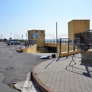 Ospedaletti: il parcheggio di Area 24 allagato, chiuso alle auto e nel degrado. Costruzione malfatta e vandali sempre in azione