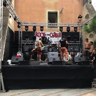 Fervono i preparativi sul palco di Rock in the Casbah a San Costanzo Fervono i preparativi sul palco di Rock in the Casbah a San Costanzo