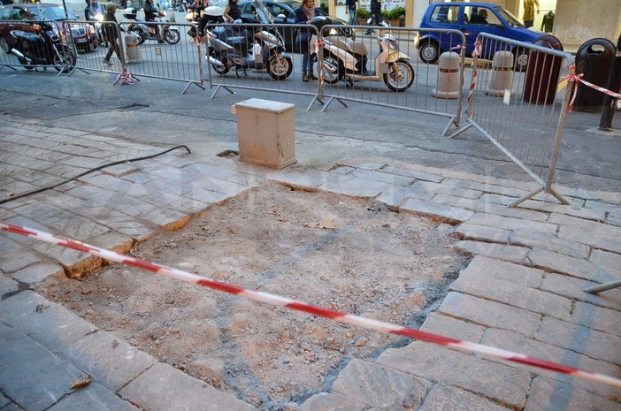 Sanremo: terminato il lavoro di demolizione dei chioschi, brutta sorpresa sotto l'ex edicola Sanremo: terminato il lavoro di demolizione dei chioschi, brutta sorpresa sotto l'ex edicola