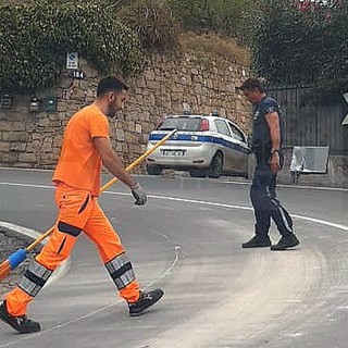 Sanremo: perdono pietrisco in via Val D'Olivio rischiando di far cadere gli scooter, intervento della Municipale (Foto) Sanremo: perdono pietrisco in via Val D'Olivio rischiando di far cadere gli scooter, intervento della Municipale (Foto)