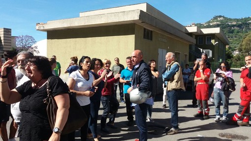 Ventimiglia: in attesa del trasferimento dei migranti al Parco Roja, le mamme non mollano il presidio al PalaRoja Ventimiglia: in attesa del trasferimento dei migranti al Parco Roja, le mamme non mollano il presidio al PalaRoja