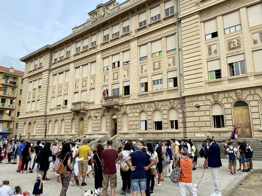 Le immagini del primo giorno in via Volta