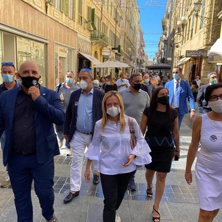 La passeggiata di Giorgia Meloni in centro a Sanremo, durante la campagna elettorale per le elezioni regionali