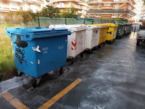 Ventimiglia: serie di interventi di pulizia e sanificazione attorno alle isole ecologiche della città (Foto)