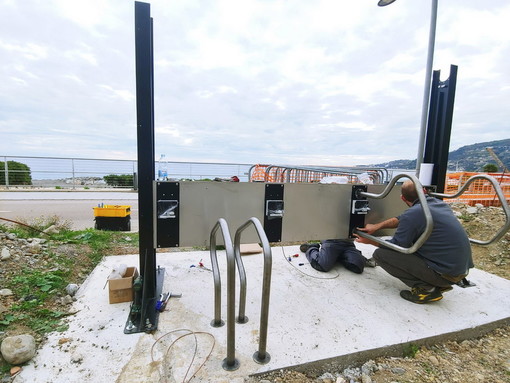 Ospedaletti: iniziati ieri i lavori per la pensilina fotovoltaica sulla ciclabile, ricarica per bici e telefoni Ospedaletti: iniziati ieri i lavori per la pensilina fotovoltaica sulla ciclabile, ricarica per bici e telefoni
