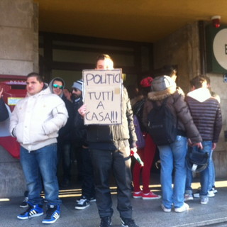 Ventimiglia: frontalieri protestano di fronte alla stazione ferroviaria per il 'bonus fiscale' dei lavoratori pendolari