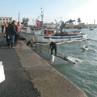 Imperia: il forte vento fa affondare il peschereccio 'Quo Vadis' al molo di Oneglia, per fortuna nessun ferito