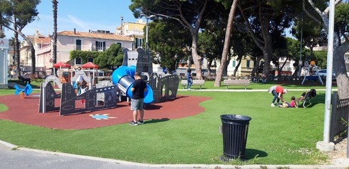 Diano Marina si prepara alla ripartenza con la sanificazione di giochi e parchi pubblici Diano Marina si prepara alla ripartenza con la sanificazione di giochi e parchi pubblici