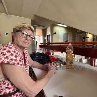 Protesta a Taggia contro Rivieracqua: cittadina lascia bottiglia d'acqua gialla in Comune