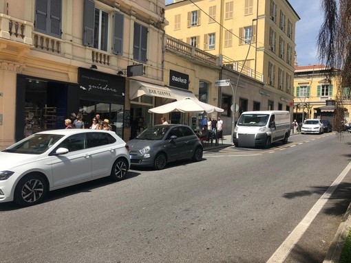 Sanremo: parcheggio selvaggio in corso Mombello, ci scrive Mauro Delbò &quot;Oggi c'erano le auto... è forse meglio così?&quot;
