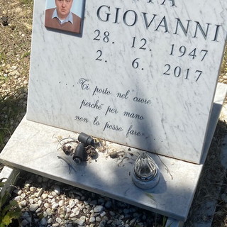 Per l'anniversario della morte del padre l'amara sorpresa di un imperiese: "Sulla sua tomba lampadine e fili bruciati" Per l'anniversario della morte del padre l'amara sorpresa di un imperiese: "Sulla sua tomba lampadine e fili bruciati"