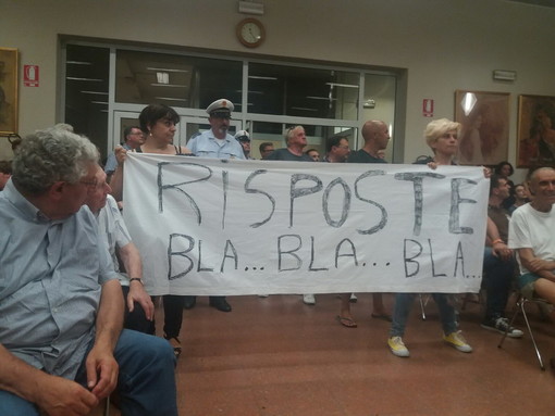 Ventimiglia: applausi e striscioni inframezzano il Consiglio Comunale nella rovente discussione sull’emergenza migranti (Video) Ventimiglia: applausi e striscioni inframezzano il Consiglio Comunale nella rovente discussione sull’emergenza migranti (Video)