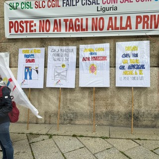 Molti dipendenti imperiesi di Poste Italiane al presidio di Genova per dire no alla privatizzazione Molti dipendenti imperiesi di Poste Italiane al presidio di Genova per dire no alla privatizzazione