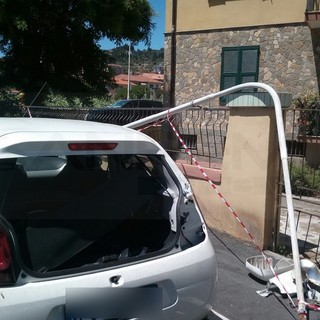 Imperia: palo della luce cade su una macchina in via Manzoni, intervento dei Vigili del Fuoco (Foto) Imperia: palo della luce cade su una macchina in via Manzoni, intervento dei Vigili del Fuoco (Foto)