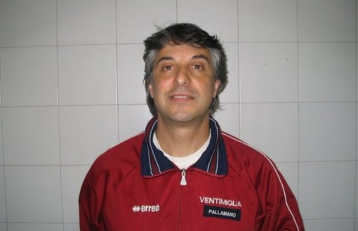 Nella foto l'allenatore della Pallamano Ventimiglia Under 16 Pippo Malatino