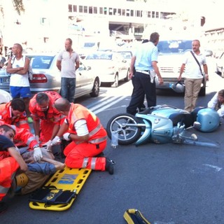 Sanremo: donna in scooter accecata dal sole investe un pedone in Piazza Eroi