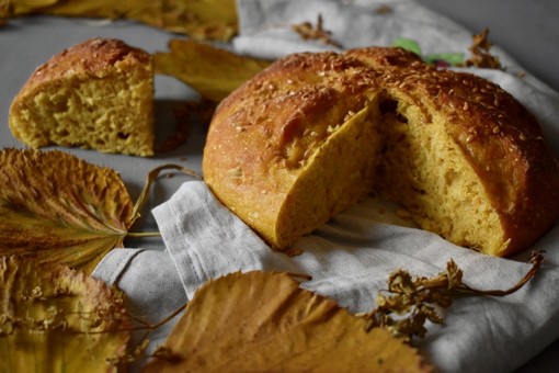 La ricetta antispreco de I Deplasticati si tinge d'autunno: oggi prepariamo il pane alla zucca La ricetta antispreco de I Deplasticati si tinge d'autunno: oggi prepariamo il pane alla zucca