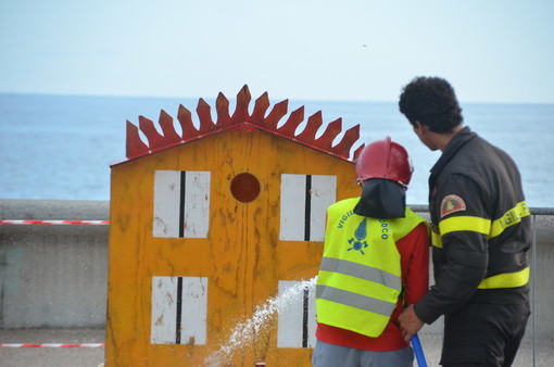 Sanremo: grande divertimento con la Cri e le 'prove' per diventare pompiere, ieri per i bambini in Pian di Nave (Foto)