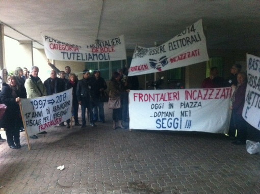 Ventimiglia: all'ufficio di collocamento si scatena la protesta dei lavoratori frontalieri Ventimiglia: all'ufficio di collocamento si scatena la protesta dei lavoratori frontalieri