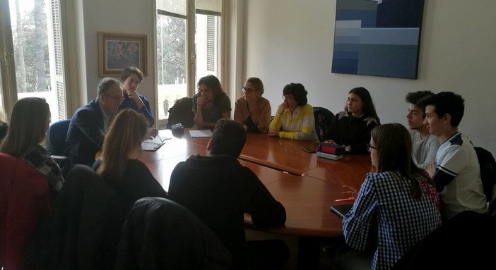 Sanremo: il Sindaco Biancheri lancia il 'Progetto Giovani' "E' partito spontaneamente e ci tengo molto!" Sanremo: il Sindaco Biancheri lancia il 'Progetto Giovani' "E' partito spontaneamente e ci tengo molto!"