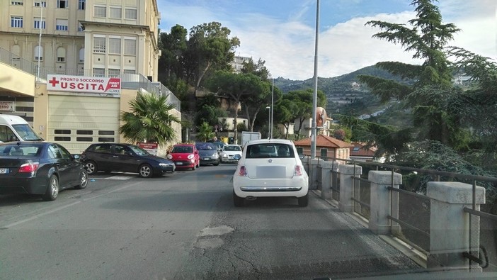Sanremo: parcheggio 'selvaggio' continuo di fronte al pronto soccorso, ma attorno all'ospedale è anarchia totale Sanremo: parcheggio 'selvaggio' continuo di fronte al pronto soccorso, ma attorno all'ospedale è anarchia totale