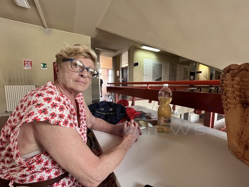 Protesta a Taggia contro Rivieracqua: cittadina lascia bottiglia d'acqua gialla in Comune Protesta a Taggia contro Rivieracqua: cittadina lascia bottiglia d'acqua gialla in Comune