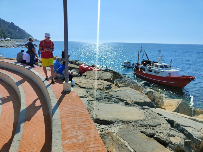 Imperia: peschereccio incagliato nella zona della Rabina, intervento della Guardia Costiera (Foto)