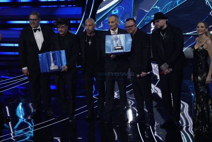 La premiazione sul palco dell'Ariston (foto Duilio Rizzo)