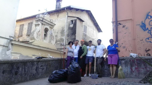 Ventimiglia: martedì scorso blitz con ramazze e rastrelli per pulire la salita che porta alla città alta