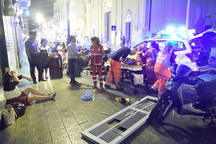 Sanremo: il vento fa cadere una persiana in corso Garibaldi, madre e figlia colpite in pieno (Foto e Video) Sanremo: il vento fa cadere una persiana in corso Garibaldi, madre e figlia colpite in pieno (Foto e Video)