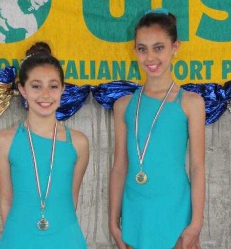 Nella foto Fabiana Mirto e Linda Siciliano, atlete dello Sturla pattinaggio sezione Sanremo allenato da Nadia Comazzi, con le medaglie al collo