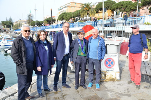 Sanremo: bottiglie, batterie da camion e due cartelli stradali trovati durante la 'Pulizia dei Fondali' al porto vecchio (Foto e Video)