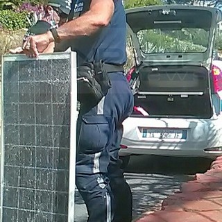 Sanremo: pannello solare finisce sull'asfalto in corso Cavallotti, centauro rischia di cadere (Foto)