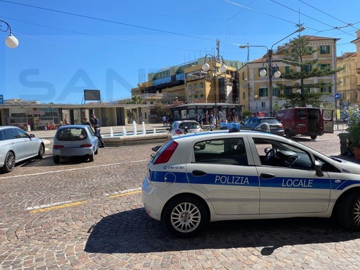 Sanremo: parcheggio selvaggio in piazza Colombo, intervento della Polizia Municipale e 'ganasce' per tutti (Foto)