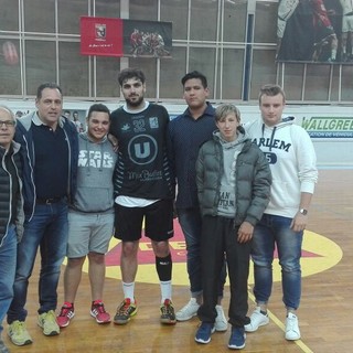 Nella foto una delegazione della Pallamano Ventimiglia posa con l'azzurro Andrea Parisini