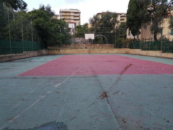 Sanremo: pensionato ripulisce il parco di Villa Peppina e viene multato per aver lasciato il sacco dell'immondizia