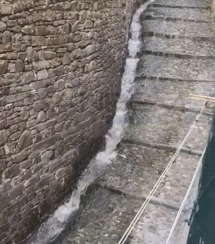 Sanremo: grossa perdita d'acqua in Mulattiera La Villetta, dal Comune "Situazione risolta" Sanremo: grossa perdita d'acqua in Mulattiera La Villetta, dal Comune "Situazione risolta"