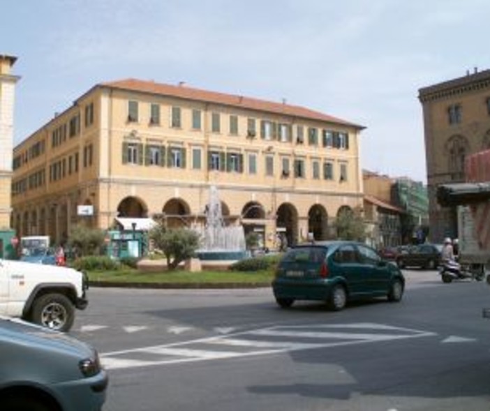 Imperia: per la Giornata contro la violenza delle donne, la fontana di piazza Dante sarà arancione