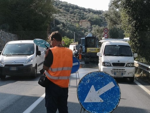 Imperia: esplode un tubo sulla statale 28, sospesa l'erogazione dell'acqua e traffico in tilt (Foto) Imperia: esplode un tubo sulla statale 28, sospesa l'erogazione dell'acqua e traffico in tilt (Foto)