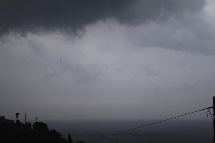 Meteo: pioggia in aumento e vento forte fino a domani pomeriggio, mare mosso sulla costa, agitato al largo Meteo: pioggia in aumento e vento forte fino a domani pomeriggio, mare mosso sulla costa, agitato al largo